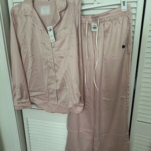 Easy-fitting sleep set in our softAF satin fabric for ultimate comfort.